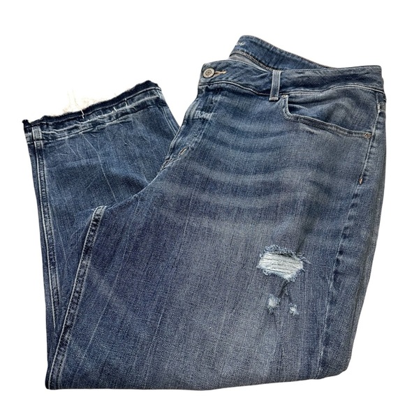 Maurices Women’s 22W Distressed Medium Wash Cropped Jeans - Picture 4 of 6